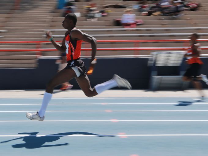 Fabian Edoki races in the 4x100m relay. (Photo Credit: El Paso Times)
